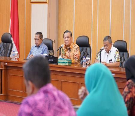 Sekdaprov Riau, SF Hariyanto saat rapat evaluasi Gernas BBI dan BBWI Riau.(foto: mcr)
