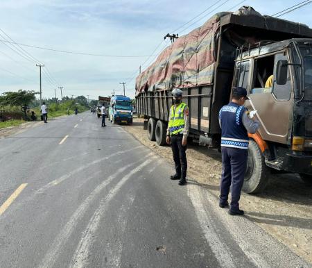 Petugas melakukan penilangan terhadap kendaraan ODOL di lintas Riau-Sumut (foto/int)