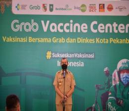 Gubernur Riau, H Syamsuar meninjau pelaksanaan vaksinasi massal oleh Grab Indonesia di Mal Living World Pekanbaru, Selasa (2/11/2021).