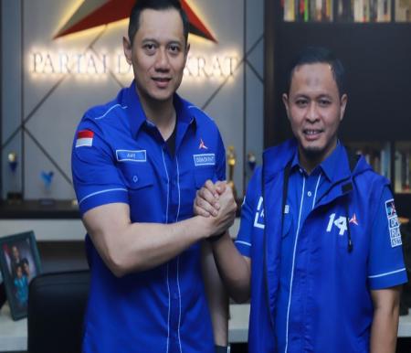 Ketua Demokrat Riau Agung (kiri) bersama Ketum AHY (foto/int)