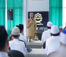 Gubernur Riau, Syamsuar bersama para siswa Maqari.(foto: mcr)