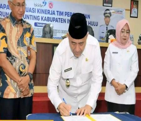 Wabub Indragiri Hulu, Drs Junaidi Rachmat membuka Rapat Evaluasi Kinerja Tim Percepatan Penurunan Stunting tahun 2023 (foto/andri)