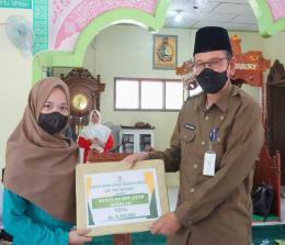 Sekdako Dumai, H Indra Gunawan secara simbolis serahkan Zakat Dumai Cerdas dari UPZ YKM Wilmar untuk membantu SPP anak sekolah.