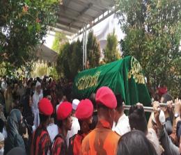 Prosesi pemakaman jenazah Tabrani Rab di kompleks At-Tabrani Islamic Center, Jalan Bakti, Pekanbaru. 