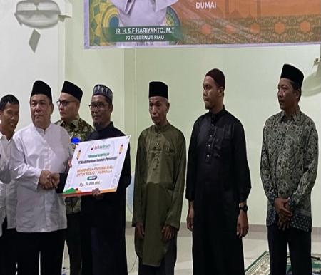 Pj Gubernur Riau, SF Hariyanto menyerahkan bantuan program kemitraan BRK Syariah di Masjid Baitul Ikhsan, Dumai (foto/Yuni)