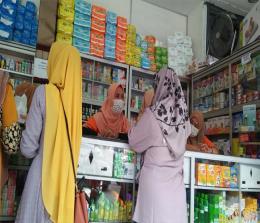 Pengunjung kesulitan mendapatkan masker di sejumlah apotek di Pekanbaru.