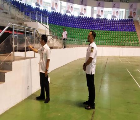 Kadispora Provinsi Riau, Erisman Yahya melakukan inspeksi mendadak di GOR dan Stadion Rumbai (foto/int)