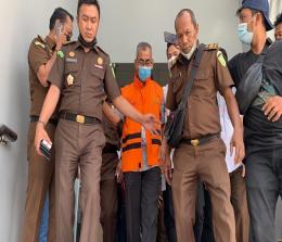 Mantan Bupati Kuansing Mursini ditahan Kejati Riau.