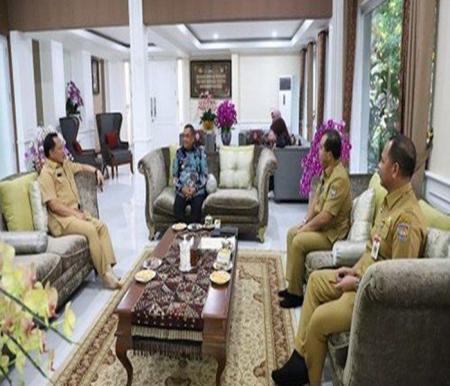 Pertemuan Plt Gubri Edi Natar dengan Tito Karnavian di rumah dinas Mendagri di Jakarta (foto/int)