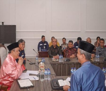 Pj Gubri, SF Hariyanto menerima kunjungan kerja SKK Migas Perwakilan Sumbagut. Pertemuan berlangsung di Kediaman Gubernur Riau, Jumat (26/4/2024).