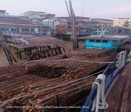 Barang bukti kapal pengangkut kayu teki ilegal yang saat ini masih disandarkan di Pelabuhan BC Selatpanjang