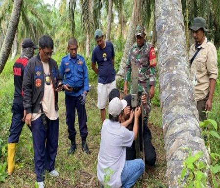 Tim BBKSDA Riau memasang kamera trap.(foto: detik.com)
