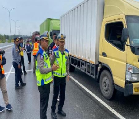 Dirlantas Polda Riau saat meninjau penggunaan WIM untuk merazia truk ODOL di Tol Pekanbaru-Dumai.(foto: bayu/halloriau.com)
