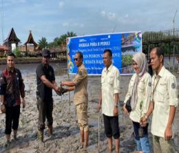 Manajemen Angkasa Pura II Pekanbaru melakukan penanaman bibit mangrove di Bengkalis.(foto: bayu/halloriau.com)