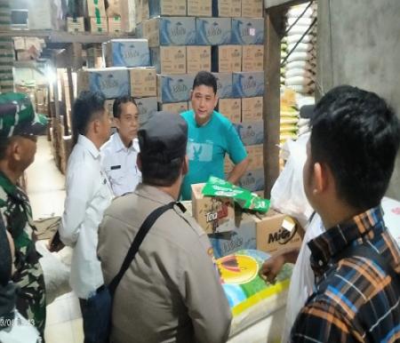 Asisten II Setdakab Rohil saat memantau harga sembako di Pasar Datuk Rubiah.(foto: afrizal/halloriau.com)