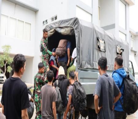 Pangkalan TNI AL Dumai Mengamankan 36 Orang PMI Non Prosedural dari Malaysia.(foto: bambang/halloriau.com)