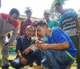 Para peserta belajar bagaimana beternak hingga memanen madu kelulut di Kampung Lalang, Sungai Apit, Siak.