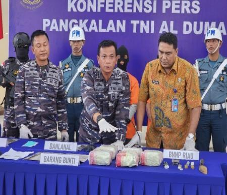 Komandan Lanal Dumai Kolonel Laut (P) Kariady Bangun memimpin konferensi Pers di Mako Lanal Dumai, Selasa (12/9/2023) terkait di gagalkannya penyelundupan 5 Kg Sabu asal Malaysia (foto/bambang)