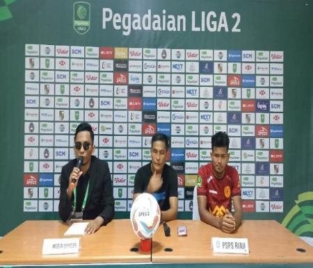 Akhiri Puasa Kemenangan, Ini Kata Pelatih PSPS Riau, Ridwan Saragih (tengah) saat konferensi pers (foto/rahmat)