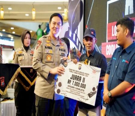 Kapolda Riau, Irjen M Iqbal serahkan hadiah LKJT ke wartawan Halloriau, Andy Indrayanto (foto/ist)