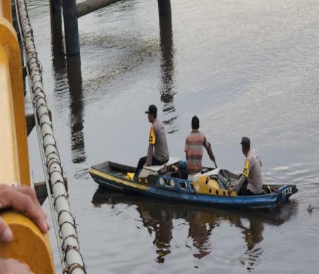 Kapolsek beserta tim lainnya saat menyusuri pelajar tenggelam di Sungai Indragiri yang belum ditemukan (foto/andri)