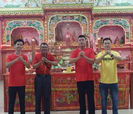 Umat Tempat Ibadah Tri Dharma Wie Leng Keng Bantan melakukan sembahyang tutup tahun dan awal Tahun Baru Imlek
