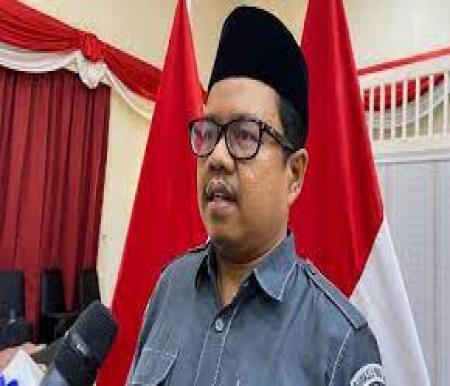 Ketua Bawaslu Riau, Alnoprizal ingatkan pemilih tidak bawa HP di bilik suara (foto/Mg1) 