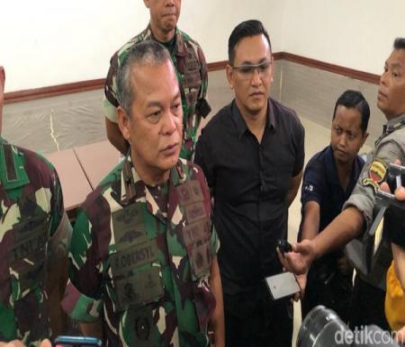 Komandan Korem 032/Wirabraja, Brigjen TNI Rayen Obersyl beri keterangan pers (foto/int)