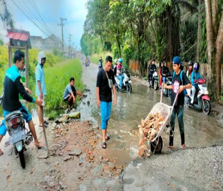 Nalar Kalistra Unri perbaiki Jalan Bangau Sakti, Pekanbaru (foto/Mg1)