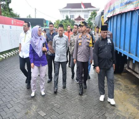 Pj Bupati Kampar, Hambali saat melepas pendistribusian logistik Pemilu 2024.(foto: mcr)