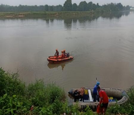 Pencarian mahasiswa PCR, Candra yang tenggelam di Pulau Cinta Sungai Kampar terus dilakukan (foto/bayu-halloriau) 