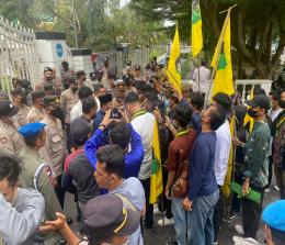 Serikat Mahasiswa Muslimin Indonesia (SEMMI) cabang Pekanbaru demo di Kantor DPRD Provinsi Riau (foto/ist)