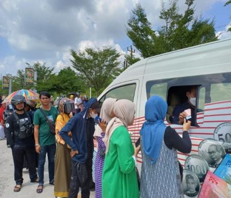 Puluhan Masyarakat Padati Mobil Penukaran Uang Keliling Bank Indonesia di seberang Pasar Pagi Arengka (foto/dini)