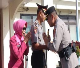 Kapolres Pelalawan, AKBP Suwinto usai upacara kenaikan pangkat seorang personelnya.(foto: andi/halloriau.com)