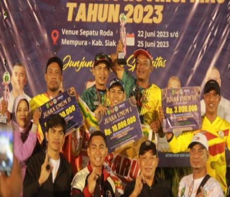 Para jawara dan pengurus Porserosi Pekanbaru foto bersama, usai keluar sebagai juara umum, pada Kejurda Sepatu Roda, di Kabupaten Siak, Riau, yang berakhir, Minggu (25/6/2023).(foto: istimewa)