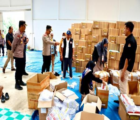 Kapolresta Kombes Jeki Rahmat meninjau logistik Pemilu 2024 di gudang Logistik KPU Kota Pekanbaru (foto/ist)