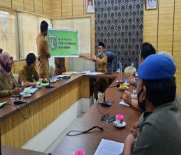 Kepala Bapenda Kota Dumai H Marjoko Santoso memimpin rapat rencana penyegelan sarang burung walet.

