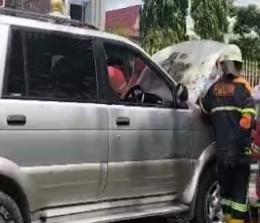 Mobil merk Chevrolet Tavera terbakar di Jalan Sudirman Pekanbaru (foto/bayu)