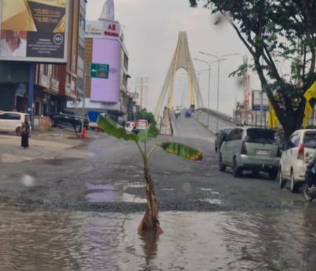 Pohon pisang ditanam di tengah Jalan Sudirman, Pekanbaru yang rusak beberapa waktu lalu (foto/int)