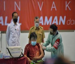 Presiden Jokowi saat meninjau vaksinasi massal.