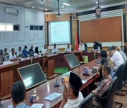 Sekda Dumai H. Indra Gunawan memimpin rapat koordinasi penilaian Adipura 2022 di ruang rapat Wan Dahlan Ibrahim Jalan Putri Tujuh Kota Dumai, Rabu (6/7/2022).