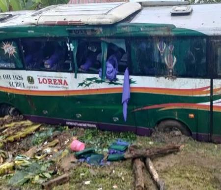 Bus Lorena saat kecelakaan lalu lintas yang menewaskan ibu dan anak, di jalan lintas timur, Kecamatan Lirik, Kabupaten Indragiri Hulu, Riau, Jumat (30/6/2023).(Dok. Polres Inhu)