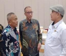 Ketum PWI Pusat, Atal S Depari berbincang dengan Ketua PWI Riau, Zulmansyah Sekedang (foto/ist)