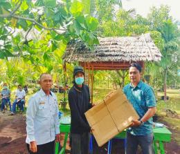 Penyerahan bantuan alat sablon dari anggota DPRD Kepulauan Meranti, Sopandi Rozali kepada pelaku usaha kreatif, Kulit Bakau Desa Bokor