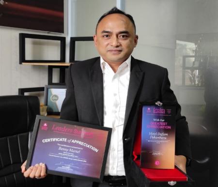 Beny Marsel Sulistyono selaku GM Hotel Dafam Pekanbaru menunjukkan penghargaan Best Reputation Management 2023 (foto/bayu)