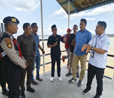 Ketua DPRD Kepulauan Meranti bersama anggota DPRD lainnya saat memastikan kelancaran arus mudik di Pelabuhan Tanjung Harapan, Selatpanjang
