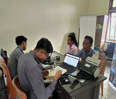 Kantor Imigrasi Kelas II TPI Selatpanjang, Kepulauan Meranti melaksanakan layanan Ketupat