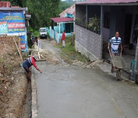 Kegiatan pembangunan semenisasi Jalan di Kelurahan Bencah Lesung.(foto: istimewa)