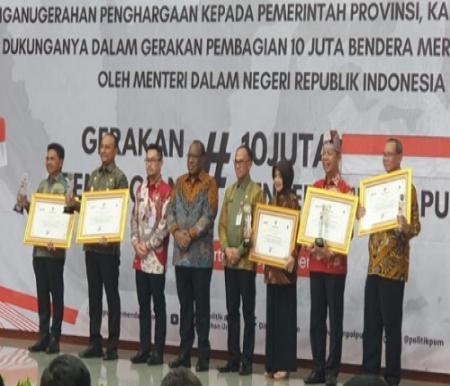 Sekdako Pekanbaru, Indra Pomi Nasution bersama empat kabupaten/kota menerima penghargaan dari Kemendagri atas partisipasi pembagian 10 juta Bendera saat momen HUT ke-78 RI.(foto: rahmat/halloriau.com)