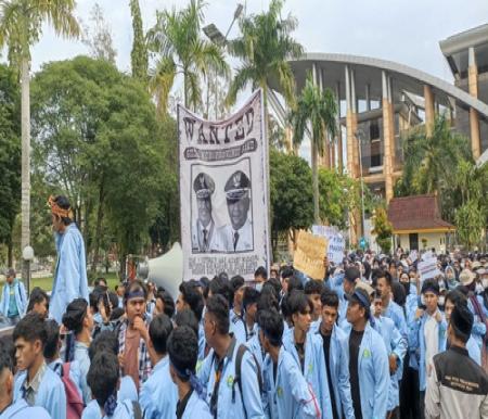 Aksi ratusan massa mahasiswa Unri di Kantor Gubernur Riau, Kamis (7/9/2023) sore.(foto: rahmat/halloriau.com)